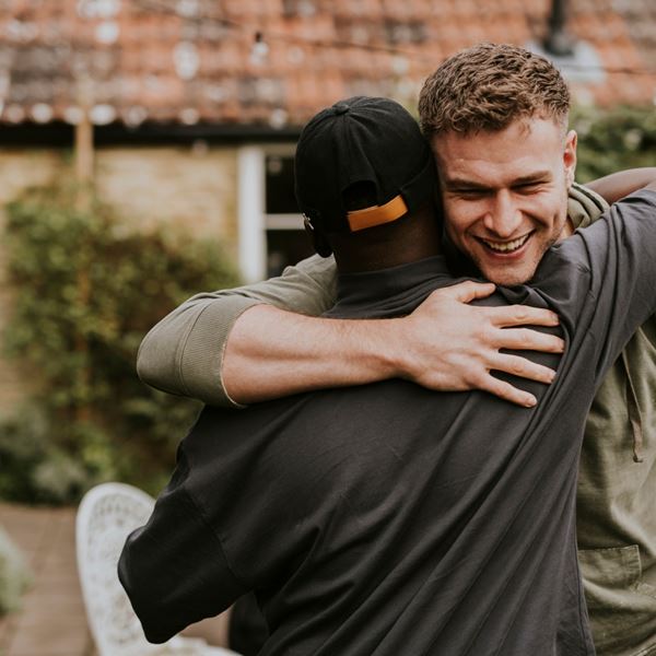 Performative Men: To νέo είδος άνδρα διχάζει τα social media