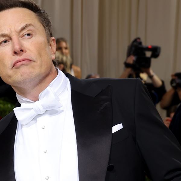 Ο Elon Musk εμφανίστηκε στο Met Gala με τη μητέρα του