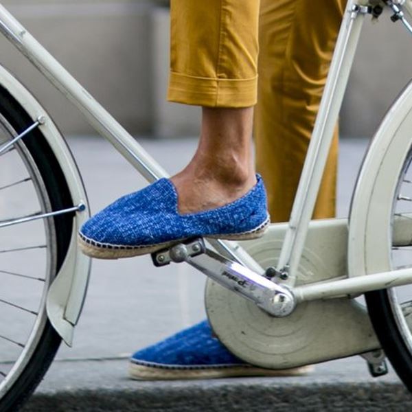 Τα αντρικά καλοκαιρινά παπούτσια πέρα από τα sneakers