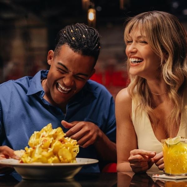 Κλέλια Ανδριολάτου-Εμμανουήλ Καραλής: Μια αληθινή φιλία με πολλά inside jokes και βραδιές στα TGI Fridays