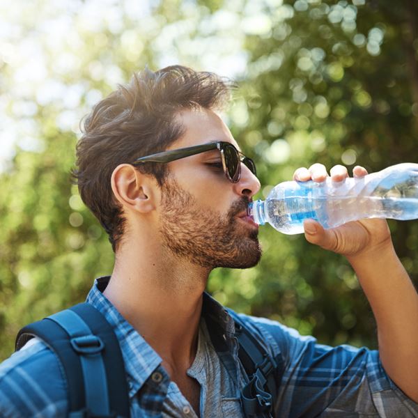 Γιατί η συνεχής κατανάλωση νερού δεν είναι καλή ιδέα