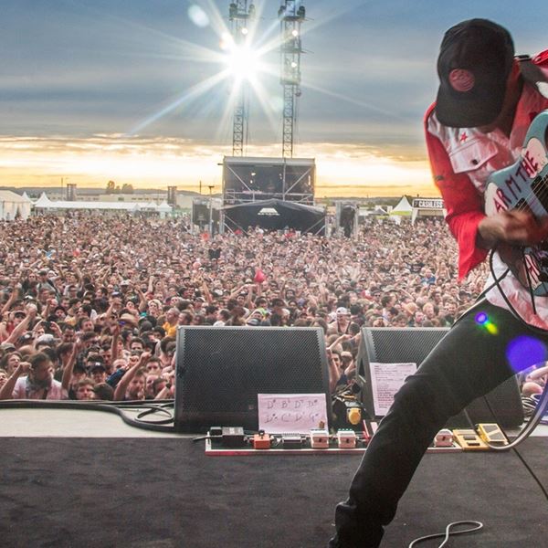 Ο Tom Morello των Rage Against The Machine θα είναι special guest των Smashing Pumpkins στο ΣΕΦ