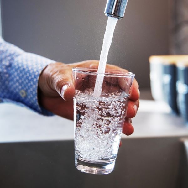 Τα σημάδια που 'μαρτυρούν' πως δεν πίνεις αρκετό νερό