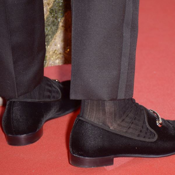 Τα μαύρα slip-ons που θα τιμήσεις στις γιορτές