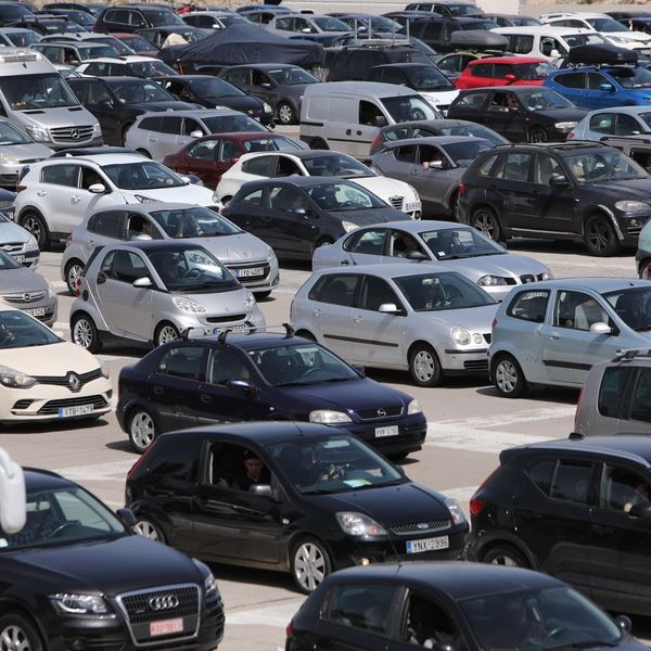 Πώς το μποτιλιάρισμα στους δρόμους μας σπρώχνει στην κακή διατροφή