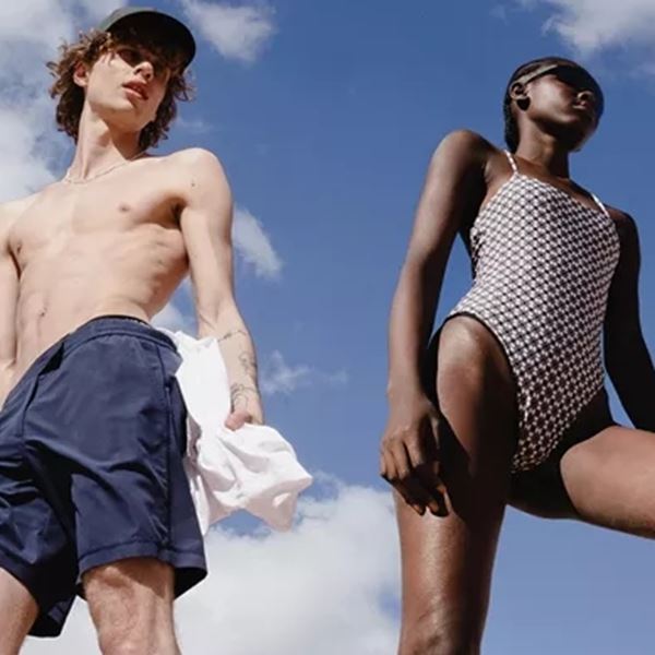 Τα ωραιότερα μαγιό και πετσέτες για να είστε το πιο stylish ζευγάρι στην παραλία