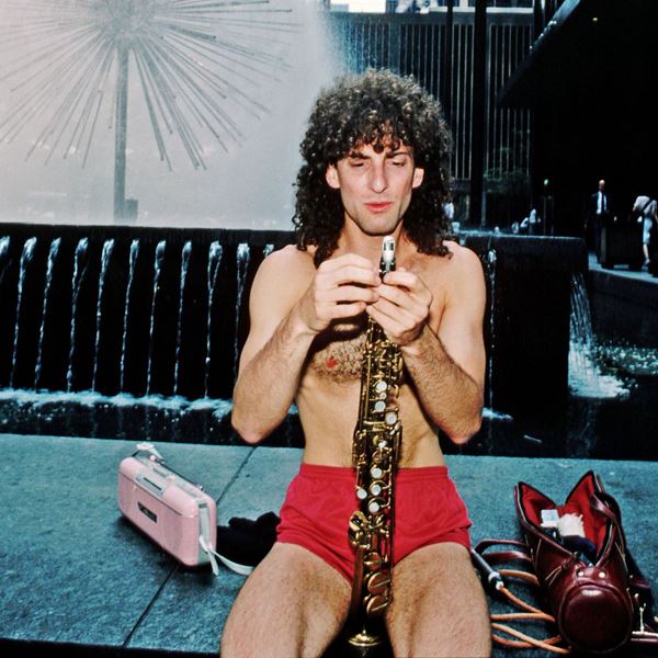 Τι πιο 80s από διάσημους άντρες να φορούν σορτς και speedo μαγιό