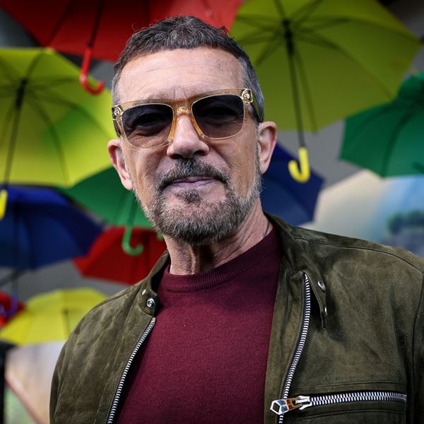 Πώς ο Antonio Banderas είναι σε φοβερή φυσική κατάσταση στα 65