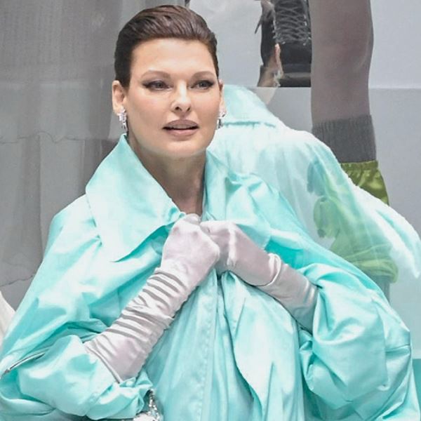 H Linda Evangelista έκανε comeback, comeback στον έρωτά μας