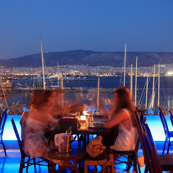 Η νέα πρόταση του Λευτέρη Λαζάρου αποθεώνει το κρέας στην πιο ωραία ταράτσα της πόλης