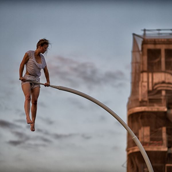 Η Chloé Moglia είναι μια Γαλλίδα superwoman που δεν πατάει στη Γη