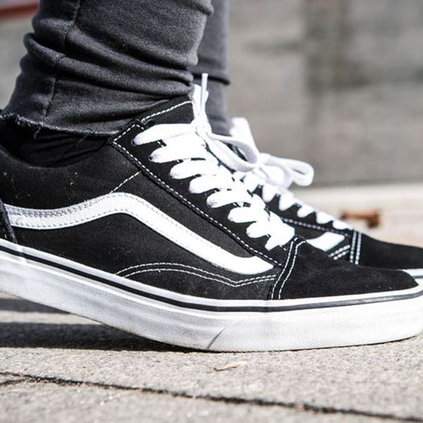 Με μαύρα sneakers από το πρωί μέχρι το βράδυ