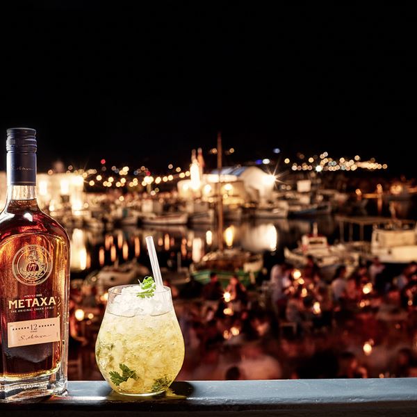 Πώς είναι να εξερευνάς τις Κυκλάδες μαζί με το κορυφαίο ελληνικό spirit