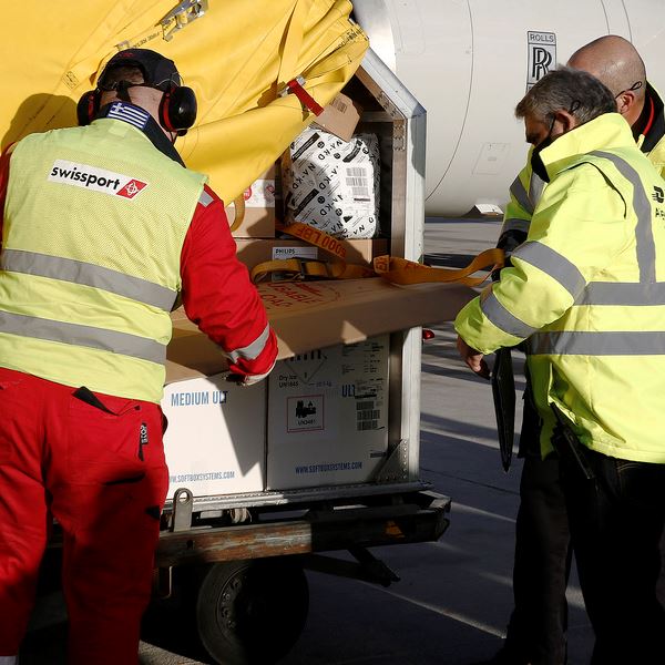 H άφιξη της παρτίδας 83.850 δόσεων του εμβολίου των Pfizer/BioNTech σε φωτογραφίες