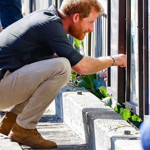 Ο πρίγκιπας Harry δείχνει πώς φοριούνται τα σουέντ παπούτσια