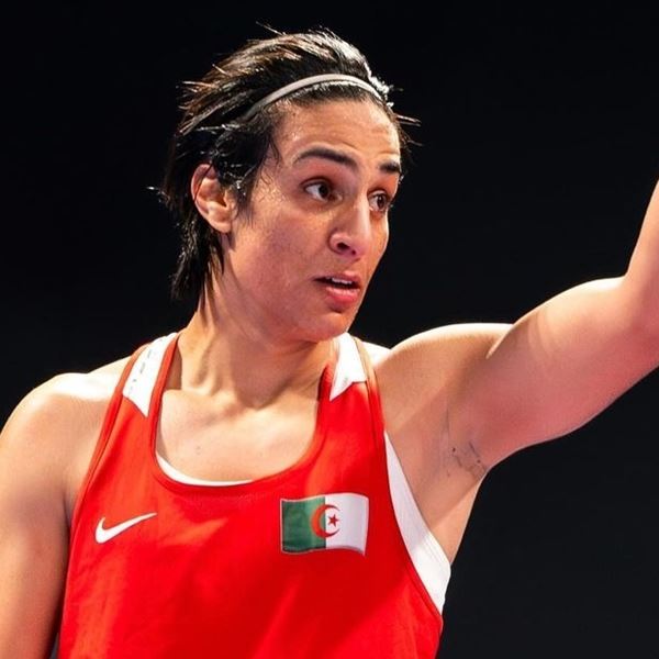 Γιατί η ΔΟΕ επιτρέπει στην Αλγερινή πυγμάχο που έκανε την Ιταλίδα αντίπαλό της να εγκαταλείψει μέσα σε 46'' να αγωνίζεται στους Ολυμπιακούς Αγώνες
