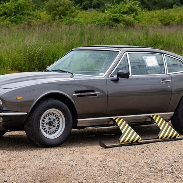 Πωλείται η Aston Martin με παγοπέδιλα της ταινίας James Bond