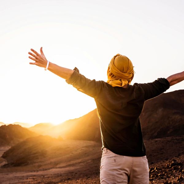 Τι χρώμα ρούχα φοράμε στον ήλιο για να μη ζεσταινόμαστε