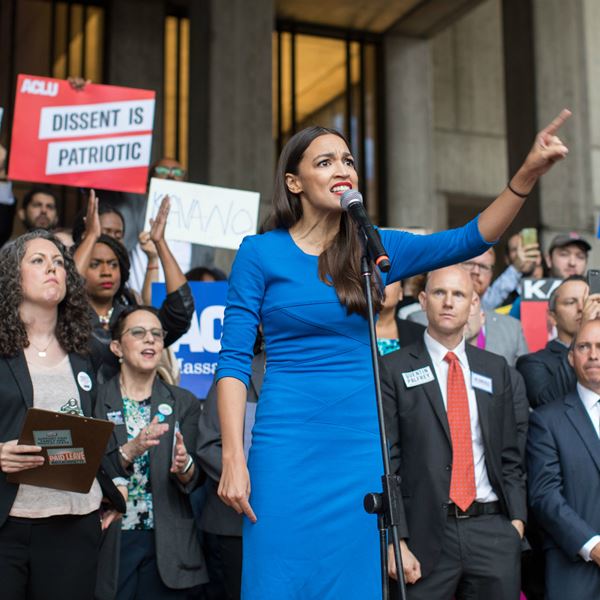 Alexandria Ocasio-Cortez: Η Λατίνα από το Μπρονξ μόλις έγραψε πολιτική ιστορία