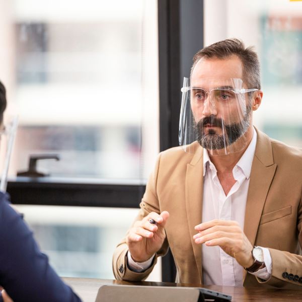 Γιατί οι επιστήμονες προτιμούν τις μάσκες προστασίας από τις πλαστικές προσωπίδες