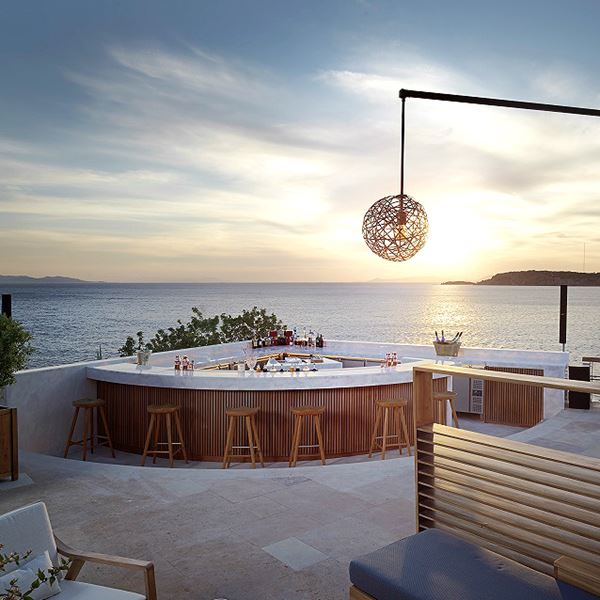 Ένα από τα ομορφότερα bars του καλοκαιριού θα το βρεις στη Βουλιαγμένη