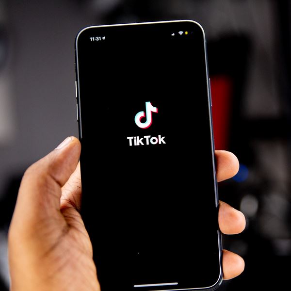 Facebook και YouTube ανοίγουν πόλεμο με το TikTok
