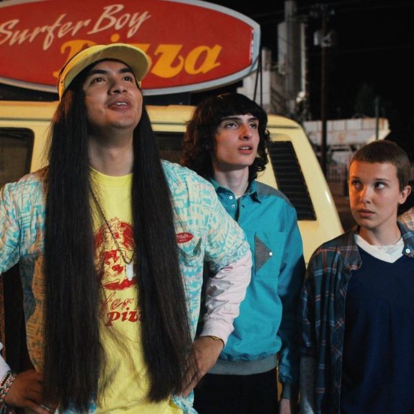 Ο ηθοποιός του Stranger Things που δεν ήξερες ότι είναι "κομμάτια"