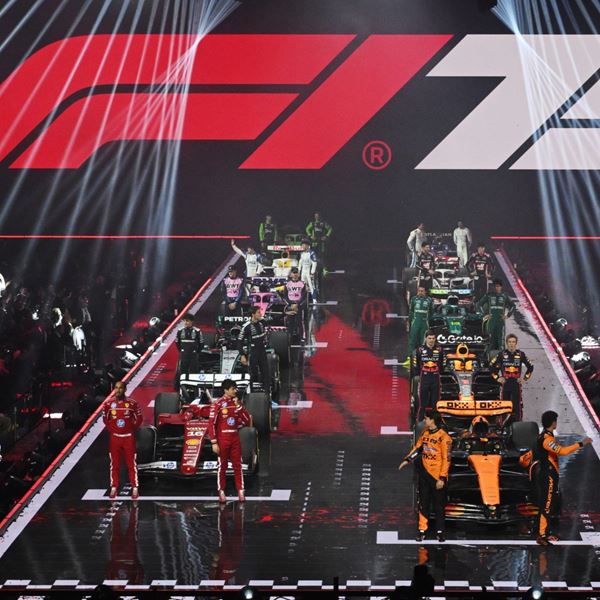 F1 75 Live: Απίστευτο υπερθέαμα εκτός πίστας για την έναρξη της σεζόν (εικόνες, video)