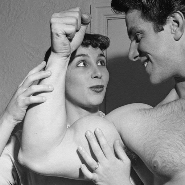 Οι κάμψεις - σφυριά χτίζουν γρήγορα δυνατούς δικέφαλους