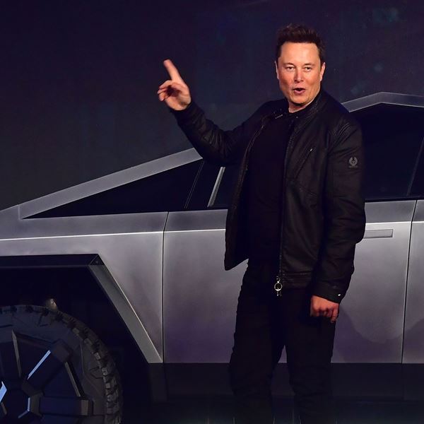 Ο Elon Musk πλουτίζει ακόμα περισσότερο, η Tesla προχωρά σε περικοπές μισθών