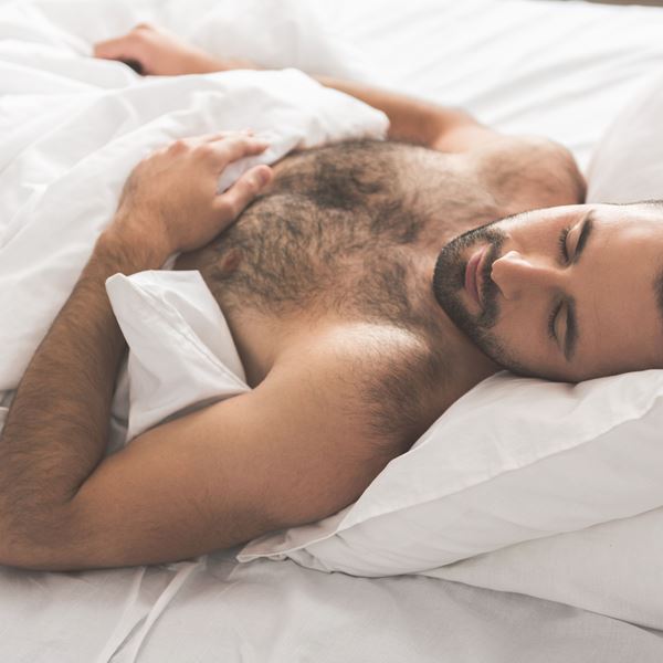 Τα πλεονεκτήματα του να κοιμάσαι χωρίς ρούχα