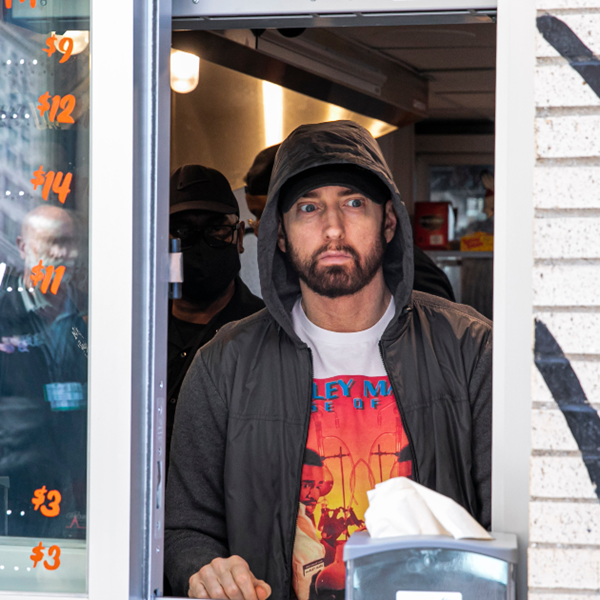 Σε άλλα νέα, ο Eminem σερβίρει μακαρονάδες στο Ντιτρόιτ