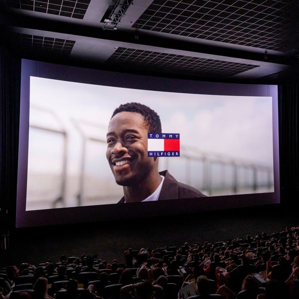 Tommy Hilfiger x F1- Η ΤΑΙΝΙΑ: Η πολυαναμενόμενη avant-première της Αθήνας γεμάτη μόδα, racing vibes και κινηματογραφική αίγλη