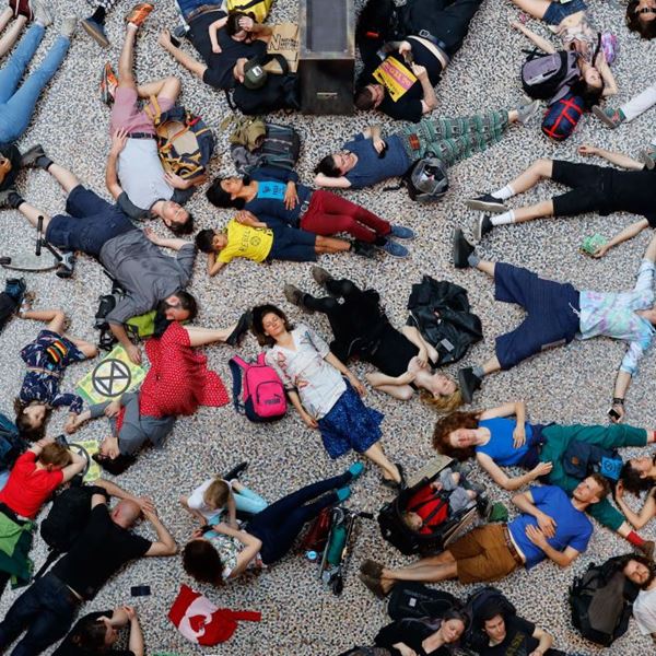 Ακτιβιστές κάνουν έκκληση στη βιομηχανία της μόδας για την κλιματική αλλαγή