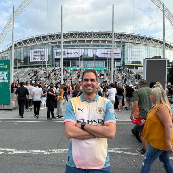Ένας Έλληνας είδε τους Oasis στο Wembley και μας περιγράφει την εμπειρία του - Άξιζε τελικά η αναμονή 16 χρόνων;