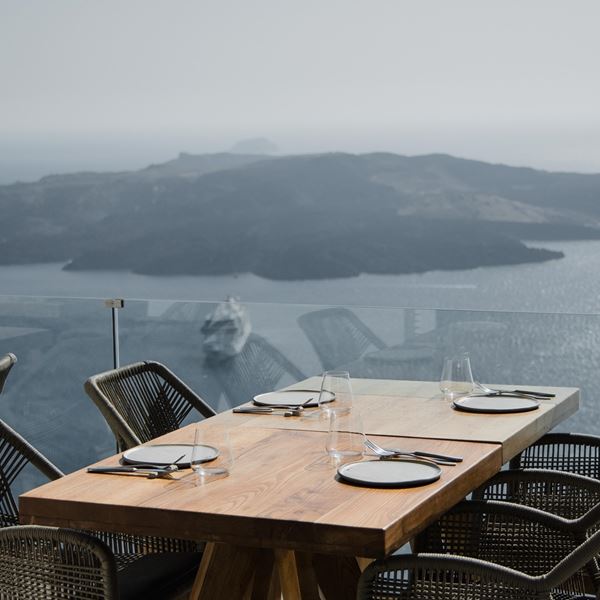 Ένα από τα καλύτερα εστιατόρια της Σαντορίνης σερβίρει στη Γλυφάδα
