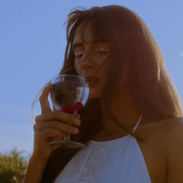 Ποια είναι η viral Cilia Katrali που γνωρίσαμε από το TikTok