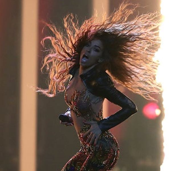 Ελένη Φουρέιρα: Σέξι εμφάνιση με ζαρτιέρες στο πλατό του House of Fame