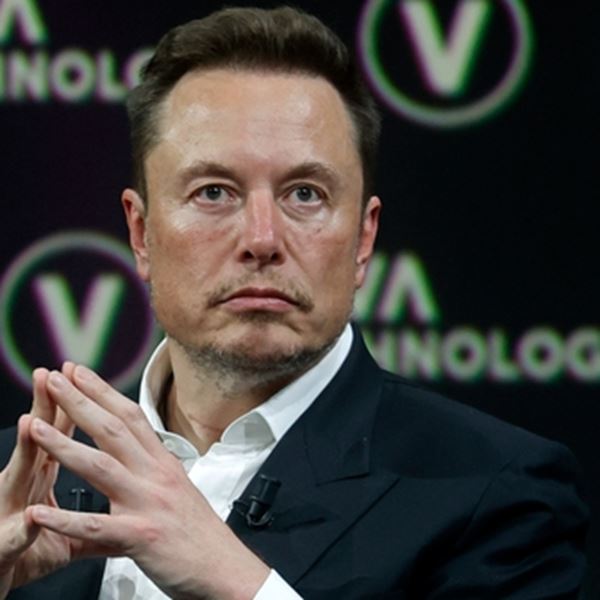 O Elon Musk τα έβαλε και με τη Wikipedia