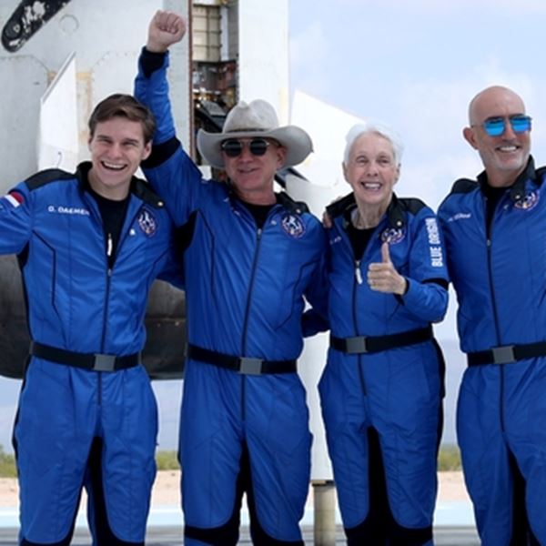 Ο Jeff Bezos λέει ότι η πρώτη του διαστημική πτήση έμοιαζε με μνημόσυνο