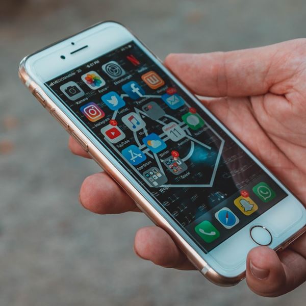 H Ρωσία βάζει φρένο στο μονοπώλιο της Apple και της Google