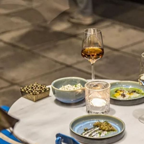 O Romain Gavras απέκτησε δικό του wine bar στο Νέο Κόσμο