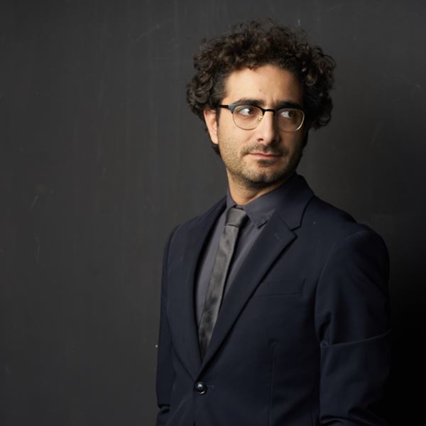 O Λάμπρος Φισφής και η παράσταση 'Πολύ καλύτερα τώρα' στο Ωδείο Ηρώδου του Αττικού