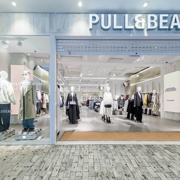 Η Pull&Bear επαναλειτουργεί το flagship κατάστημά της στην Αθήνα