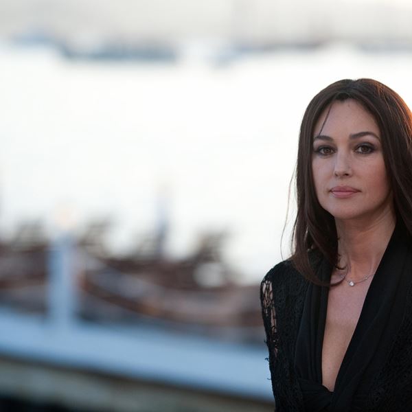 Monica Bellucci με σούπερ μίνι και βαθύ ντεκολτέ, αξία ανεκτίμητη