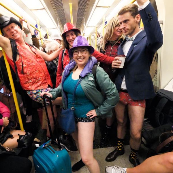 Γιατί κάτοικοι του Λονδίνου μπήκαν στο μετρό χωρίς παντελόνι (video)