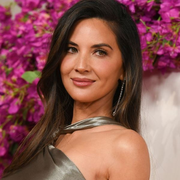 H Olivia Munn φωτογραφήθηκε ημίγυμνη και έδειξε τις ουλές της διπλής μαστεκτομής