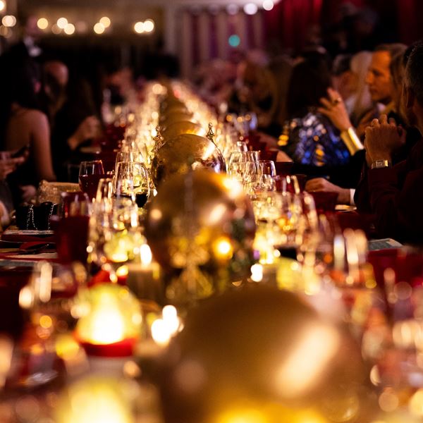 Chic & Sparkle | Οι εκθαμβωτικές εμφανίσεις στο Private Festive Dinner των πολυκαταστημάτων attica