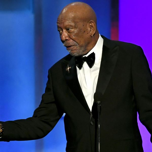 O μακάβριος λόγος για τον οποίο ο Morgan Freeman φοράει σκουλαρίκι