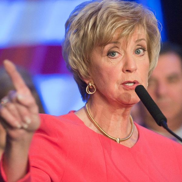 Μια φορά κι έναν καιρό, η υπουργός Παιδείας του Trump Linda McMahon έπαιζε ξύλο σε αγώνες του WWE (video)